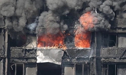 Tháp chung cư Grenfell ở London bị lửa thiêu rụi. Ảnh: Slap News