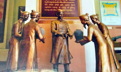 Tượng người dân làng Ái Tử dâng nước biếu tặng cho Nguyễn Hoàng ngày mới vào trấn thủ vùng Thuận Hóa. Ảnh: CAND