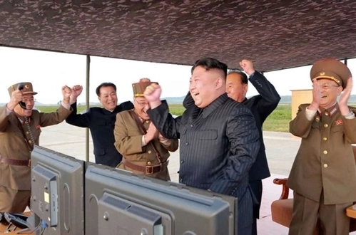Nhà lãnh đạo Triều Tiên Kim Jong-un vui mừng sau khi chỉ đạo một vụ phóng tên lửa. Ảnh: KCNA.