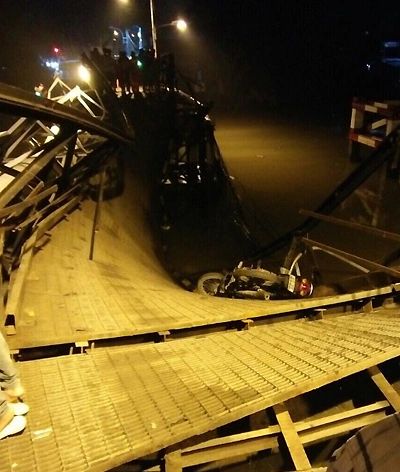 Xe máy mắc kẹt tại vị trí cầu gãy. Ảnh: Việt Anh.