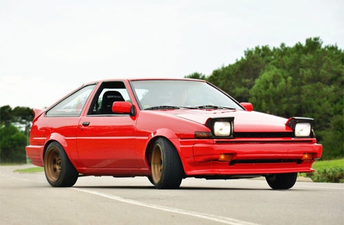 Toyota AE86 (Corolla Levin) với kiểu đèn pha cụp-xòe để xuất sang Mỹ.