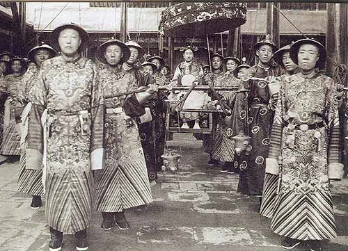 An Đức Hải (ngoài cùng bên trái), Từ Hy Thái Hậu (giữa) và Lý Liên Anh (ngoài cùng bên phải). Ảnh: Sohu.
