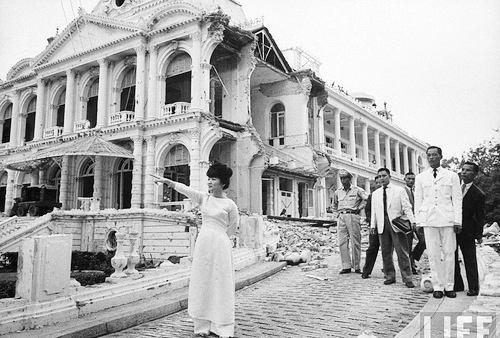 Bà Trần Lệ Xuân kiểm tra dinh Norodom sau khi bị đánh bom ngày 27/2/1962. Ảnh: LIFE.