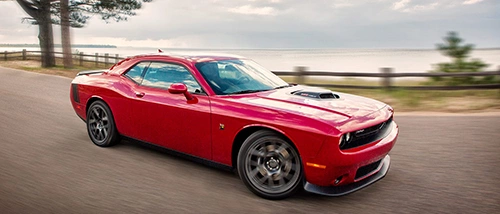 Một mẫu xe thể thao mạnh mẽ không thể đi đôi với tiết kiệm nhiên liệu như sedan. Ảnh: Dodge.