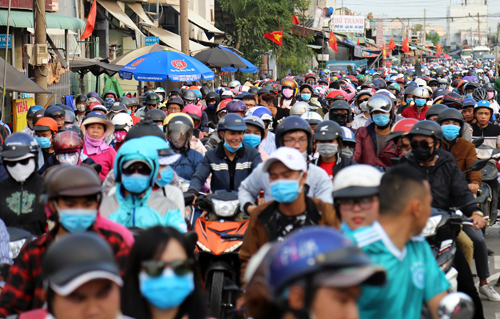 Dòng người và xe xếp hàng dài ờ phía Nhơn Trạch (Đồng Nai) để chờ phà trở về TP HCM. Ảnh: Hữu Công
