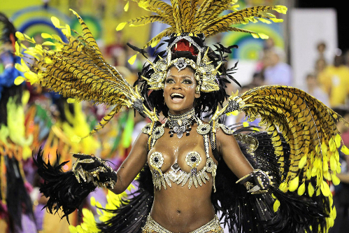Một vũ công biểu diễn vũ điệu Samba trong lễ hội Carnival ở Brazil. Ảnh: Reuters