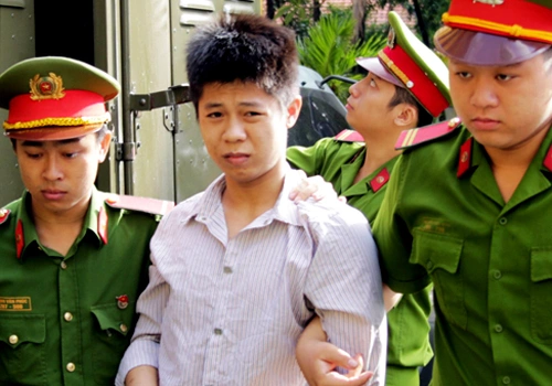 Tình đến tòa sáng nay. Ảnh: Kỳ Hoa.