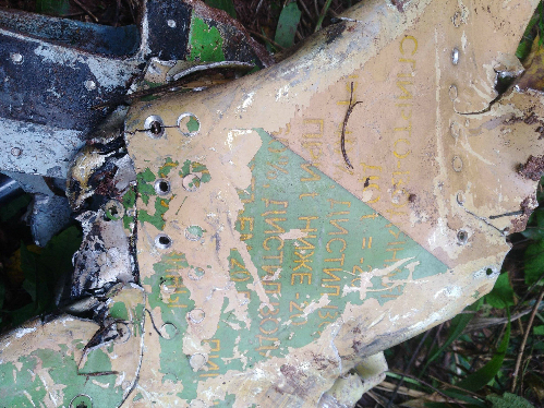 Mảnh vỡ máy bay rơi. Ảnh: CTV