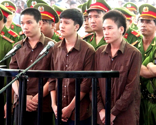 Vũ Văn Tiến (bìa trái), Nguyễn Hải Dưỡng và Trần Đình Thoại trong phiên tòa xét xử lưu động. Ảnh: Phước Tuấn