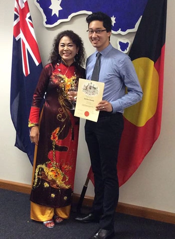 Nguyễn Việt Hùng cùng mẹ ruột trong ngày được công nhận trở thành công dân Australia ở tuổi 25. Ảnh: NVCC.