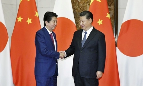 Chủ tịch Trung Quốc Tập Cận Bình (phải) và Thủ tướng Nhật Shinzo Abe tại Bắc Kinh ngày 26/10. Ảnh: Reuters.