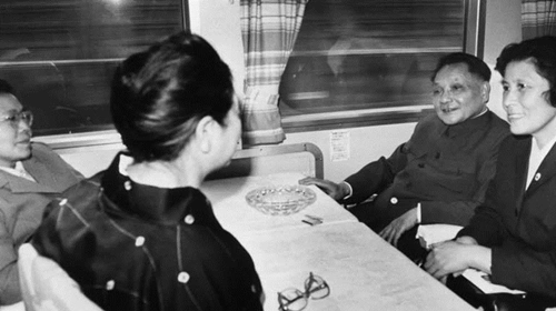 Đặc Tiểu Bình (góc bên phải) ngồi trên tàu cao tốc ở Nhật năm 1978. Ảnh: Jiji.