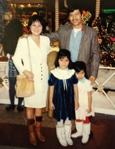 Trâm và em gái cùng bố mẹ trong bữa tiệc cuối năm 1992, năm đầu tiên cả nhà sang Mỹ. Ảnh: NVCC.