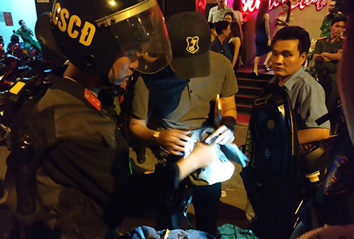 Các dân chơi bị kiểm tra tư trang. Ảnh: A.X