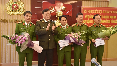Bộ Công an thưởng nóng cho 4 đơn vị trong Ban chuyên án. Ảnh: Lê Hoàng.