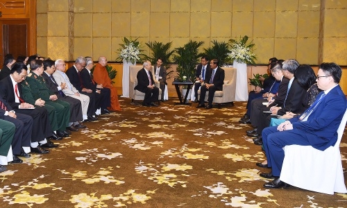 Thủ tướng Campuchia Hun Sen, người ngồi ở giữa bên phải, gặp gỡ Hội hữu nghị Việt Nam Campuchia và các cựu quân tình nguyện ngày 7/12 tại Hà Nội. Ảnh: Giang Huy.