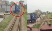 Tà u há»a phải dừng vì tà i xế xe tải cá» vượt ÄÆ°á»ng ray