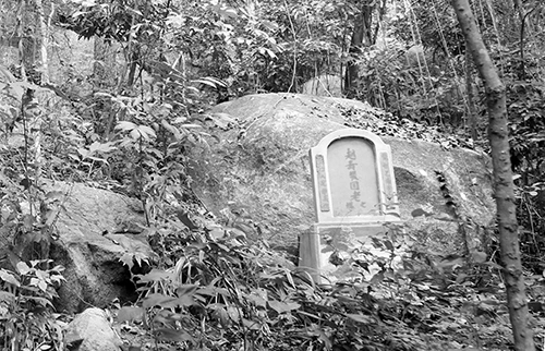Hang Ba Lê, nơi gần 50 người trong dòng họ ẩn náu bị chúng giết.