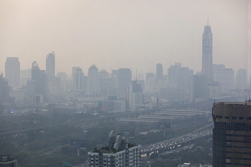 Màn khói bụi bao trùm Bangkok hôm 30/1. Ảnh: Reuters