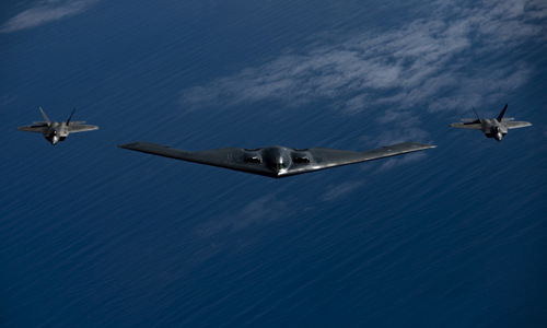 Biên đội B-2 và F-22 trên bầu trời ngoài khơi Hawaii. Ảnh: USAF.
