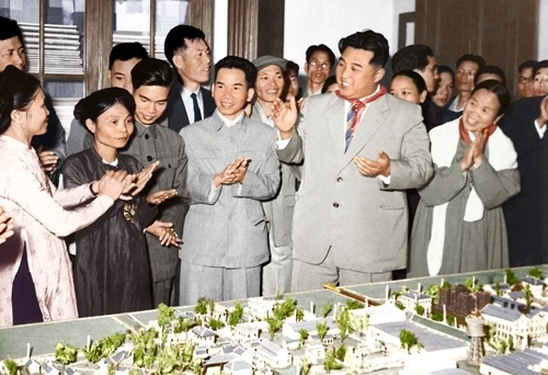 Thủ tướng Triều Tiên Kim Nhật Thành (đứng hàng đầu, đeo cà vạt) tại nhà máy dệt Nam Định. Ảnh: Bảo tàng Hồ Chí Minh.