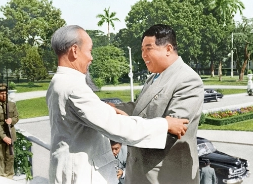 Chủ tịch Hồ Chí Minh tiếp đón Thủ tướng Triều Tiên Kim Nhật Thành tại Hà Nội năm 1958. Ảnh: Bảo tàng Hồ Chí Minh.