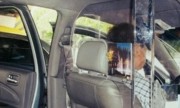 Hãng taxi cần lắp vách ngÄn nhá»±a và camera trong xe Äá» bảo vá» tà i xế