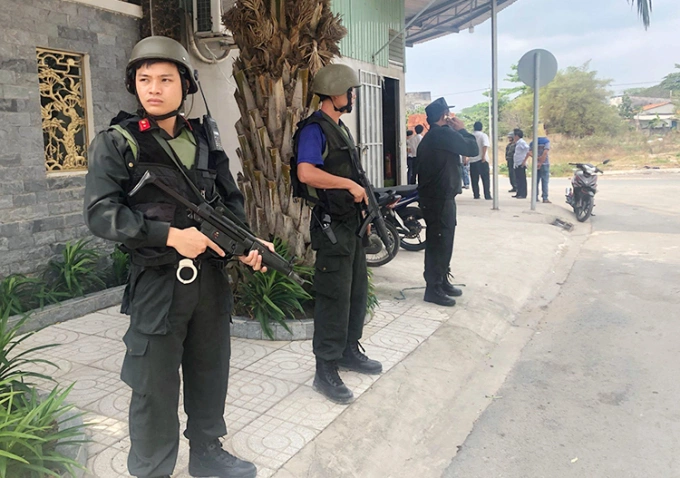 Cảnh sát bao vây khu vực. Ảnh: Q.T