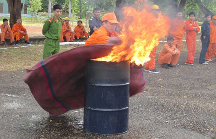 Cách dập lửa do cháy xăng dầu