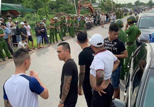 Giang hồ vây xe chở 2 trung tá Công an Đồng Nai. Ảnh: Thái Hà