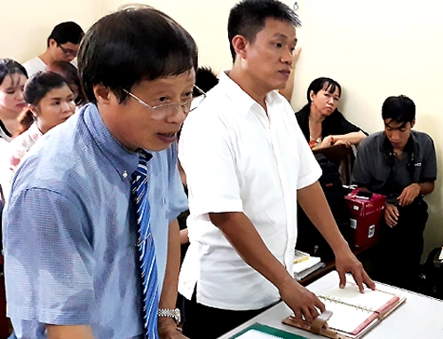 Đại diện của bị đơn và họa sĩ Lê Linh trong phần hỏi tại tòa. Ảnh: Hải Duyên.