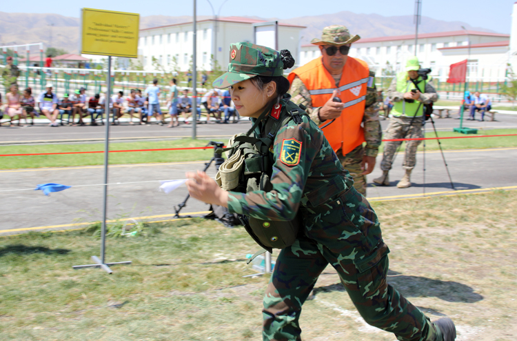 Nữ chiến sĩ đặc công cõng thương binh nặng 80kg ở Army Games - page 3