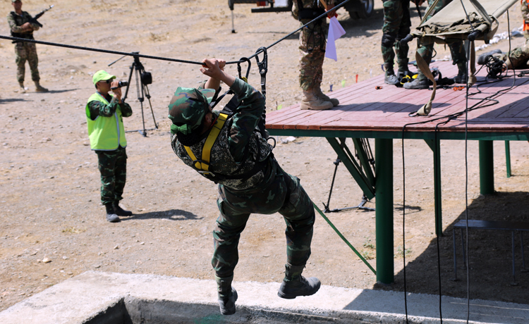 Nữ chiến sĩ đặc công cõng thương binh nặng 80kg ở Army Games - page 3 - 5
