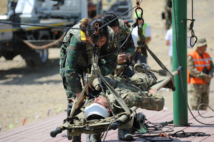 Nữ chiến sĩ đặc công cõng thương binh nặng 80kg ở Army Games - page 3 - 4