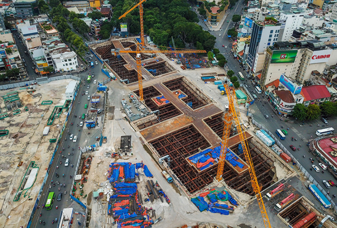 Mặt đường vị trí xây ga ngầm Bến Thành. Ảnh: Quỳnh Trần.