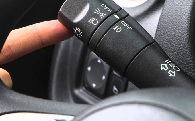 Tiếng kêu tíc tíc sẽ xuất hiện mỗi khi tài xế bật đèn xi-nhan.