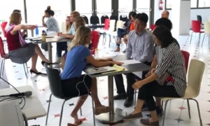 Giáo viên gặp từng phụ huynh, họp đầu năm sẽ bớt nhàm chán