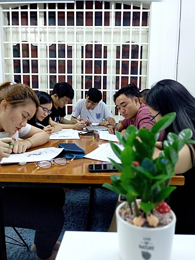 Lớp học của chị Nhi có 5-7 học viên.