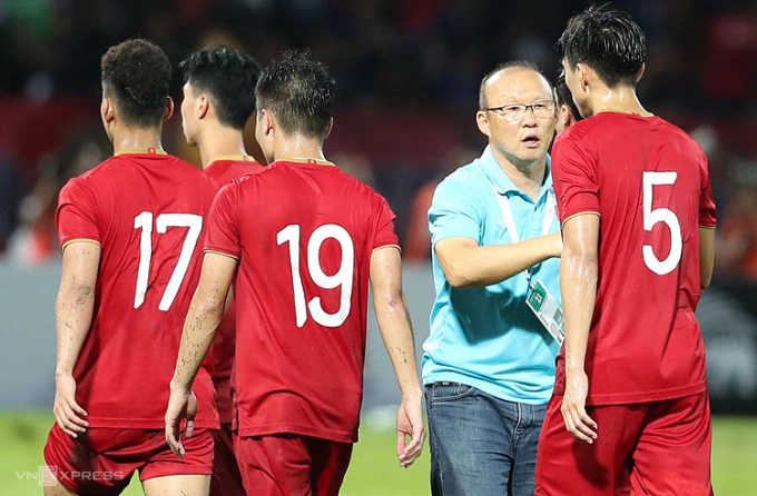 HLV Park Hang-seo động viên các cầu thủ sau trận hòa 0-0 trên sân của Thái Lan ở lượt trận ra quân vòng loại World Cup 2022. Ảnh: Đức Đồng.