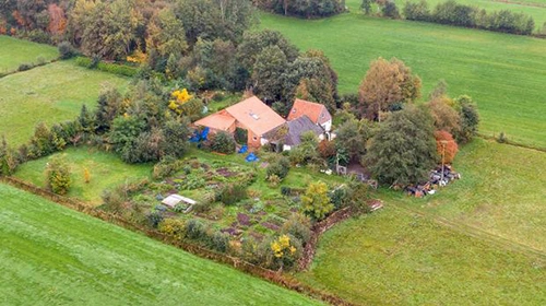 Trang trại ở ven làng Ruinerwold, tỉnh Drenthe, đông bắc Hà Lan, nơi cảnh sát phát hiện gia đình 7 người ẩn náu dưới hầm. Ảnh: AFP