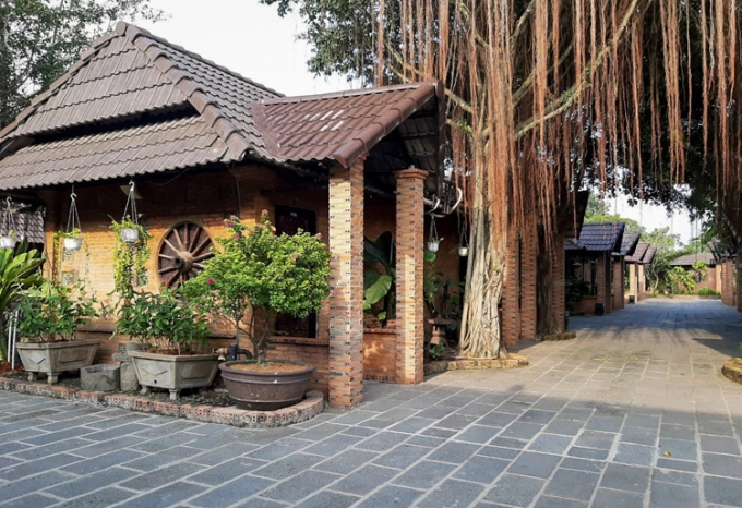 Dãy phòng lưu trú trong resort Tràm Chim. Ảnh: Phương Thảo