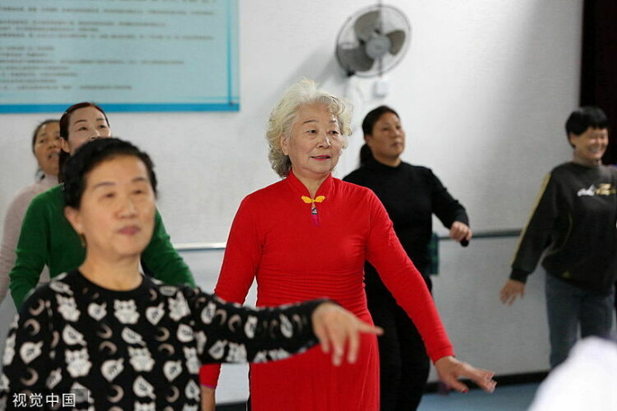 Lớp học nhảy cho người già tại một trường đại học cao niên thuộc tỉnh Hồ Bắc, chụp tháng 10 năm 2018. Ảnh: VCG/Chiana Daily