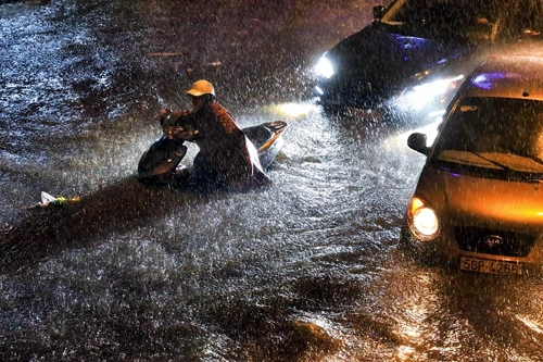 Lượng mưa đổ xuống Sài Gòn đêm qua lập kỷ lục lịch sử. Ảnh: Quỳnh Trần