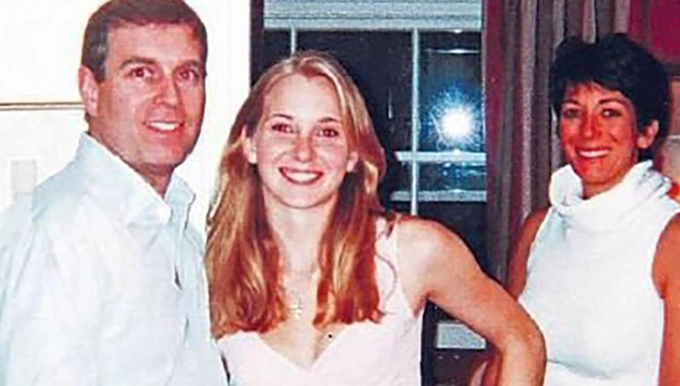 Bức ảnh chụp Virginia Giuffre (giữa) với Hoàng tử Andrew và Ghislaine Maxwell. Ảnh: BBC Panaroma