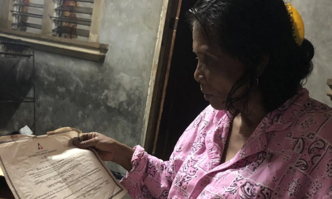 Petronila Capiz Munoz, một người bản địa Aeta, đưa ra giấy tờ bằng chứng về lịch sử cư trú của tổ tiên. Ảnh: Al Jazeera.