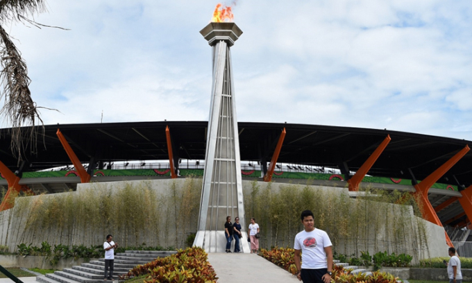 Đài lửa tại khu phức hợp thể thao New Clark City, tỉnh Tarlac, Philipppines, một trong những công trình gây tranh cãi. Ảnh: AFP.