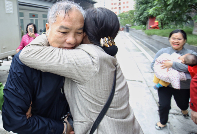 Bị cáo Lê Nam Trà gặp người thân ở sân tòa. Ảnh: Giang Huy