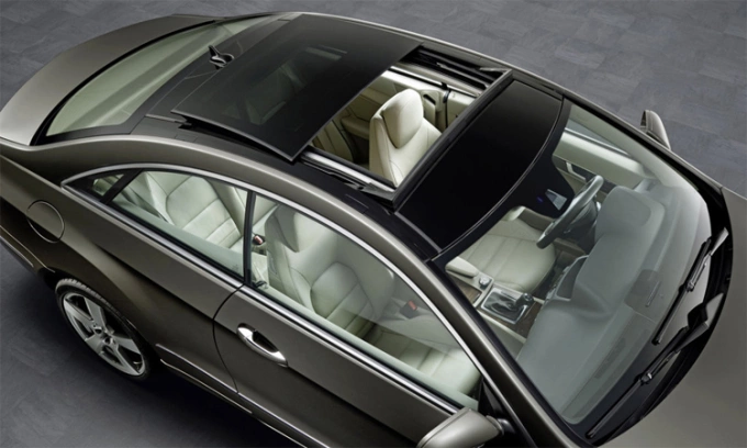 Cửa sổ trời trên một chiếc E-class coupe đời 2010. Ảnh: Mercedes
