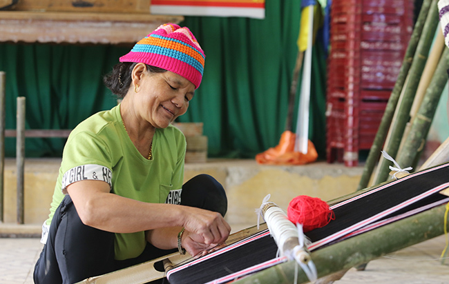Bà Hoa đã truyền dạy nghề dệt thổ cẩm cho hơn 200 người ở huyện Nam Trà My. Ảnh: Đắc Thành.