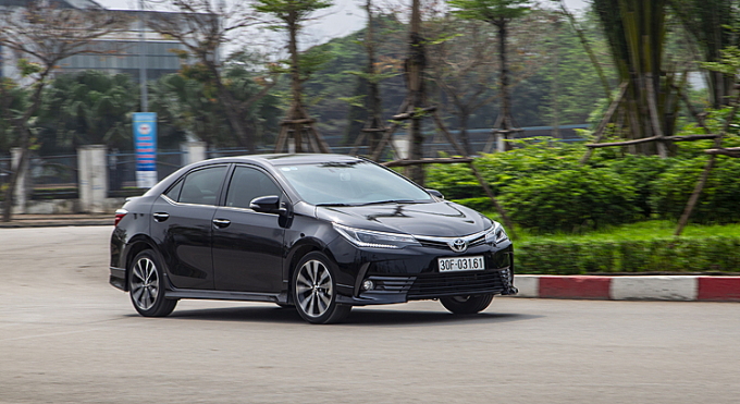 Toyota Altis lăn bánh trên một tuyến phố ở Hà Nội. Ảnh: Toyota